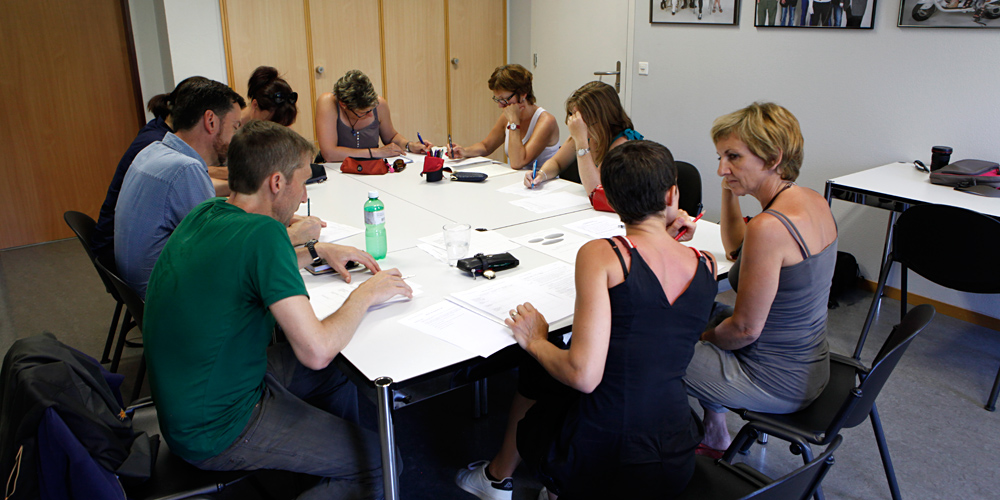 Groupe de personnes en discussion pour illustrer les accompagnements collectifs